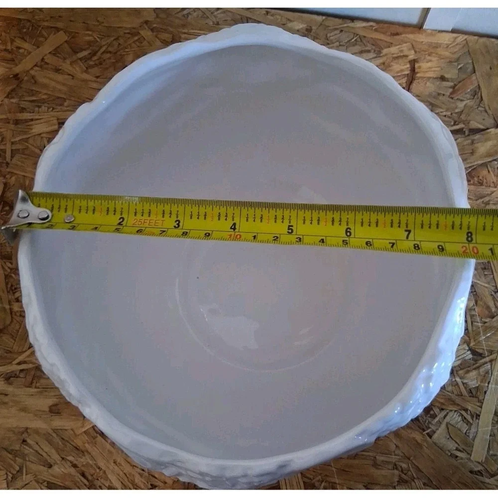 Vntg‎ Large white planter with leaves and flowers molded in pottery